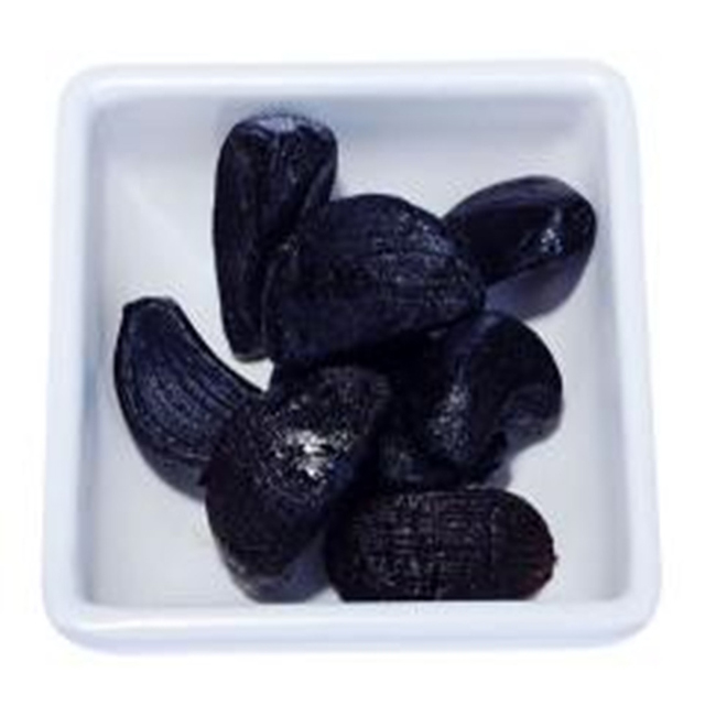 peeled black garlic 