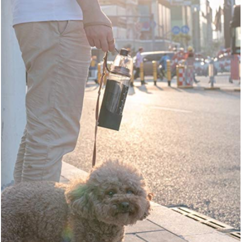 人間と犬の水のボトル