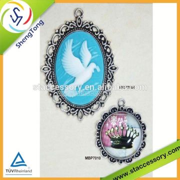 Wholesale embossed metal pendants