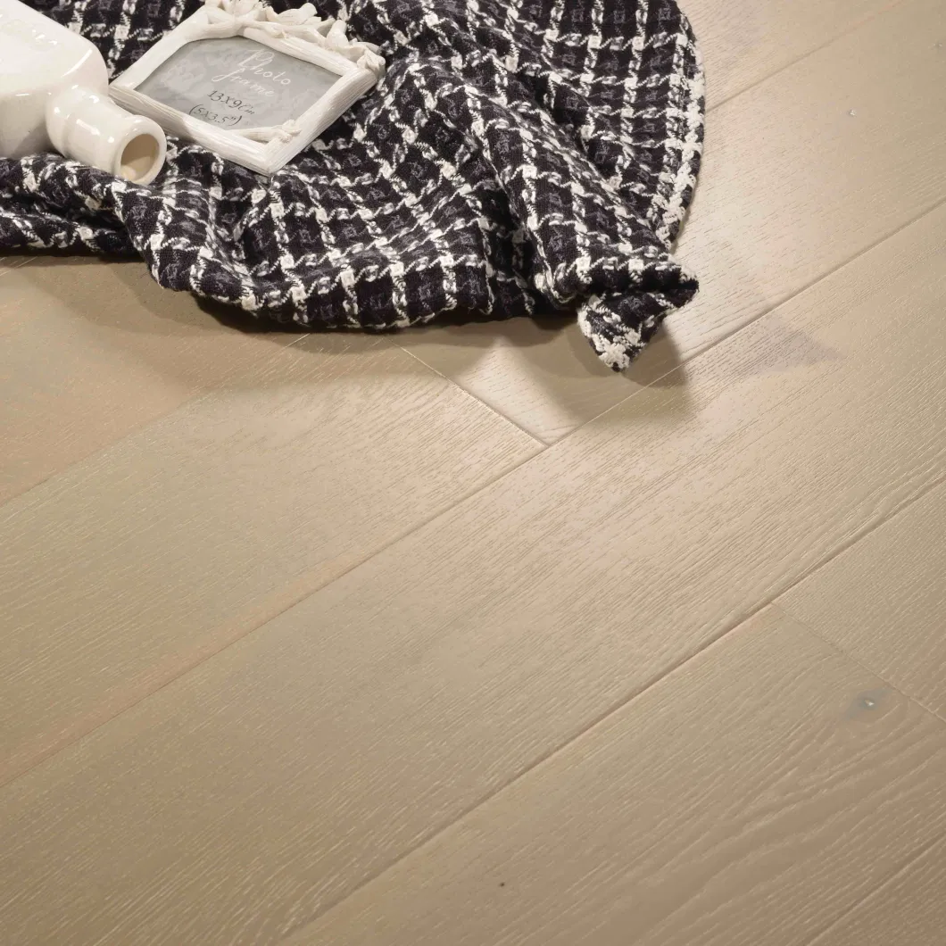 中程度の光沢のあるオーク材の材料エンジニアリングされた小屋の木製の床でブラシをかけた光