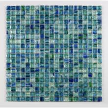 Piastrelle di vetro verde delle mattonelle di mosaico intorno al camino