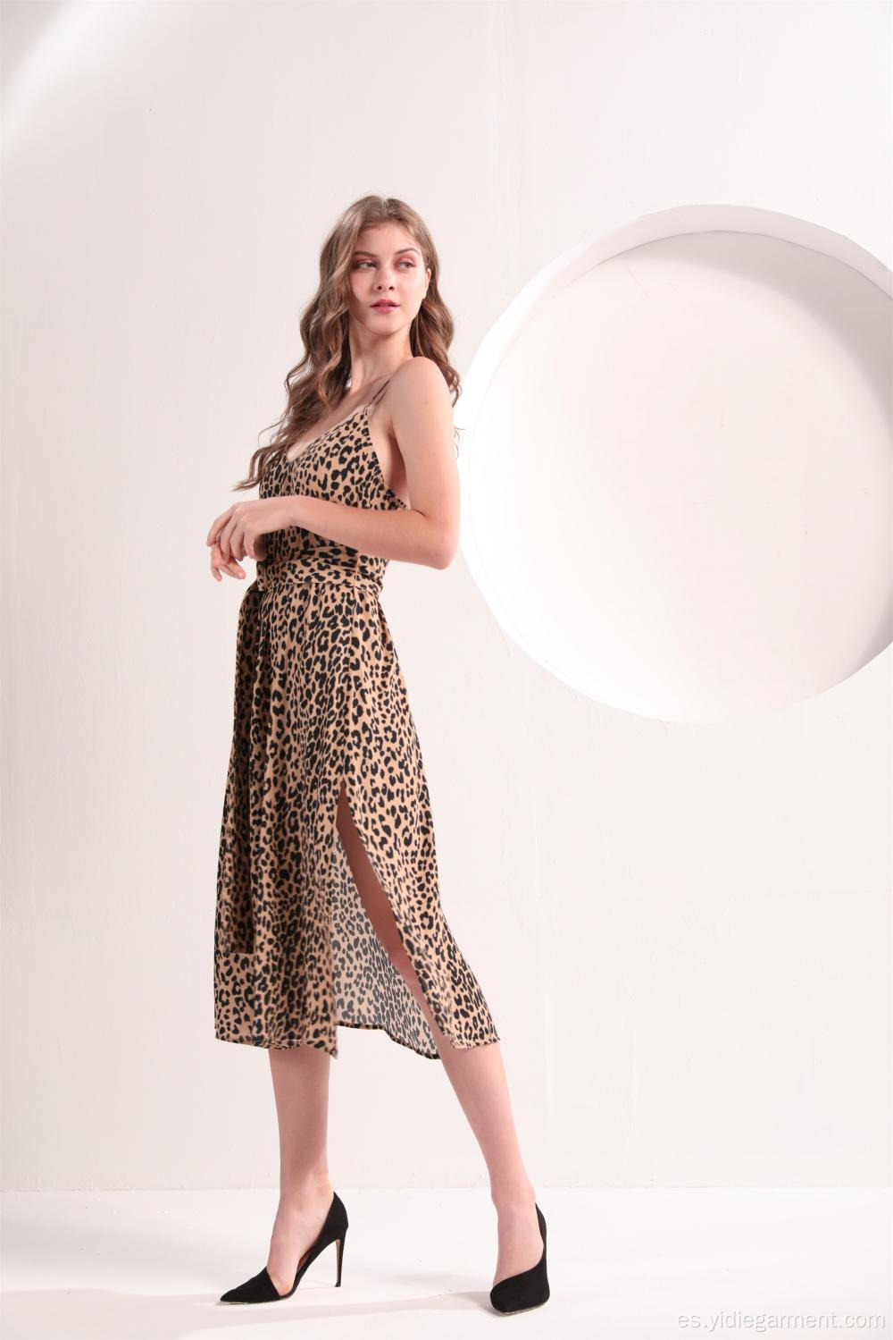 Vestido a media pierna con estampado de leopardo