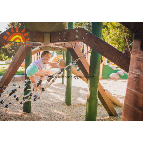 Sculpture en bois de grimpeur en plein air pour enfants