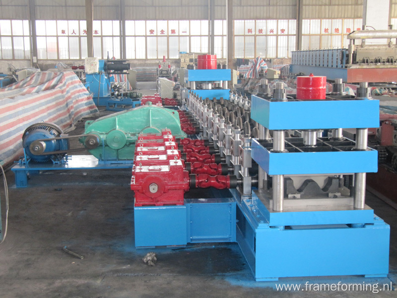 Freeway guardrail roll forming machine