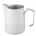 Молочная чашка из нержавеющей стали и молочный кувшин белого цвета