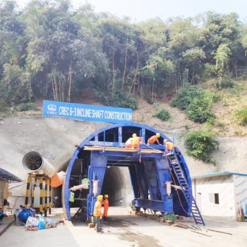 Equipamento para construção de túnel com carrinho de eixo inclinado