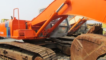 Used HITACHI Excavator EX200 in good condition