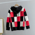 Контрастный вязаный свитер в продаже