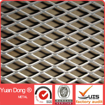 Portable flatten expanded metal mesh fence