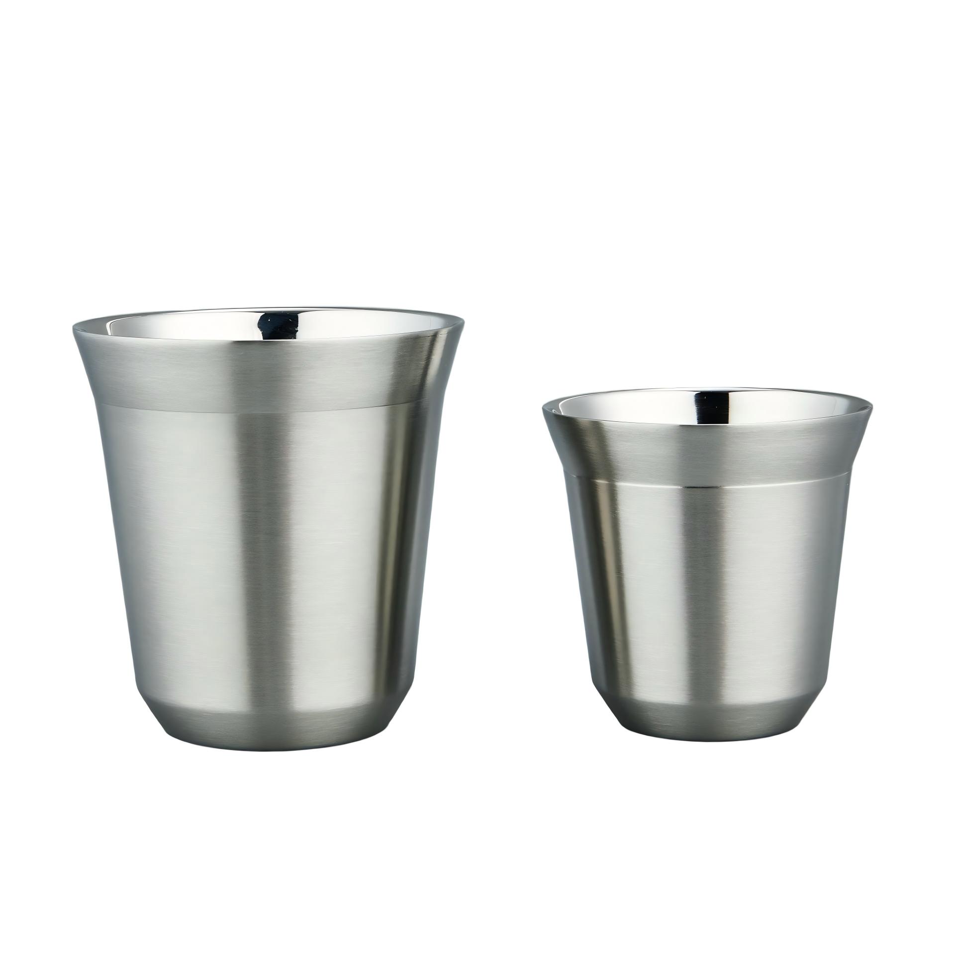 Robuster Trinkbecher aus Edelstahl für den täglichen Gebrauch. Durable Stainless Steel Drinking Cup for Daily Use.
