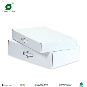 WHITE SHIPPING BOX WITH PLASTIC HANDLE