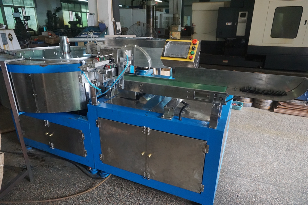 Fully automatic wax crayon molding machine