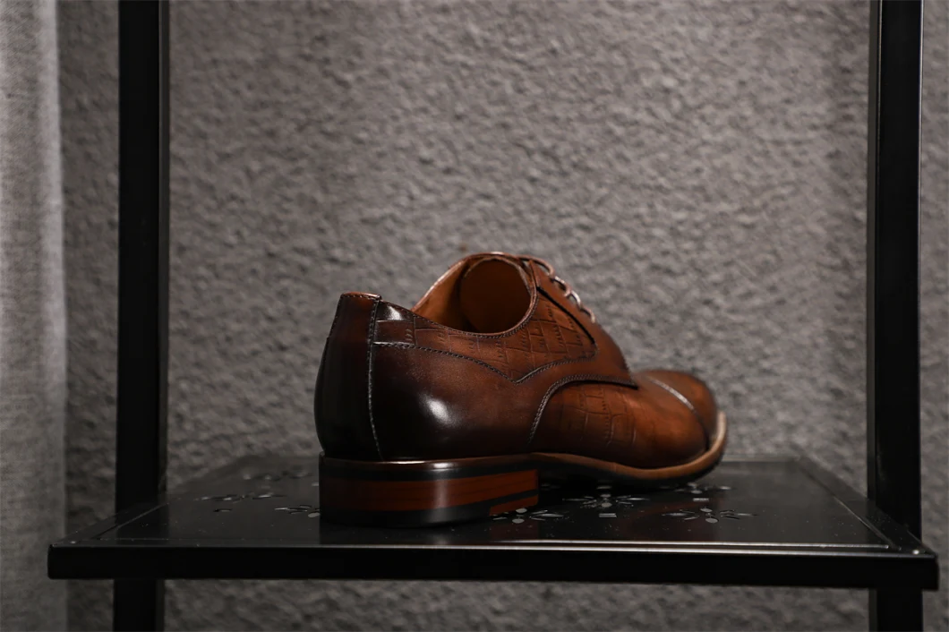 Les nouvelles chaussures habillées à lacets en relief conviennent aux réunions de loisirs quotidiennes sur le lieu de travail en entreprise