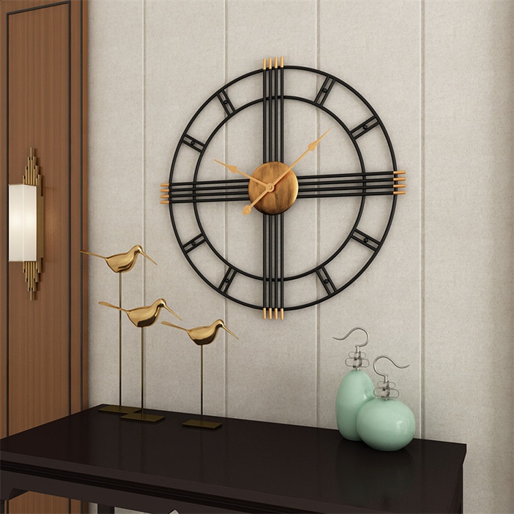 El reloj de pared decorativo de la sala de estar