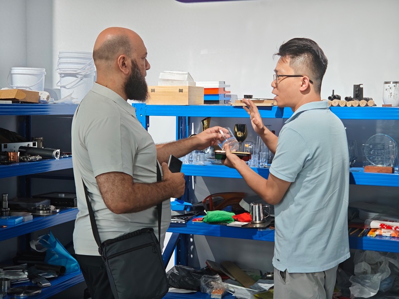 An Egyptian customer visited Chuke Intelligent and purchased several vision and UV laser marking machines on the spot!