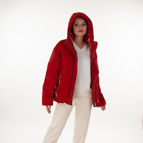 Normale Daunenjacke mit roter Kapuze