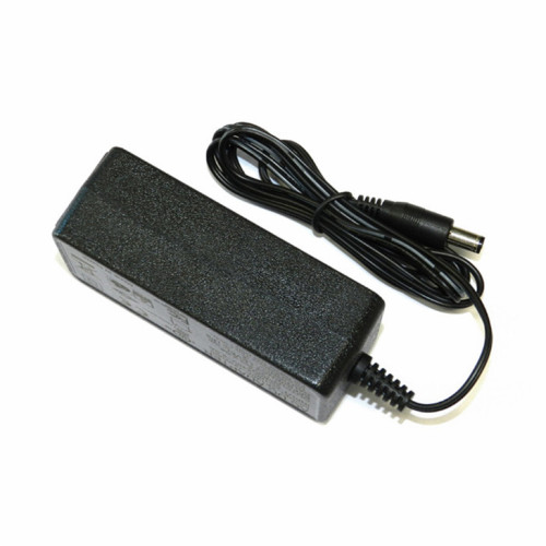 Cargador de batería DC de 16.8V 1.5A para un coche de juguete