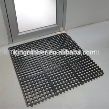 Interlocking floor mats