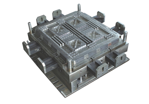 Plastic injection mould for pallet