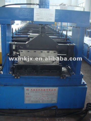 Joint-hidden roofing panel roll forming machine