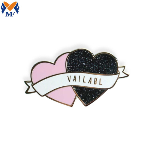 Badge d'épingle en forme de coeur émail personnalisé en métal