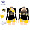 Giovani ragazze cheerleader uniformi con gonna a pieghe