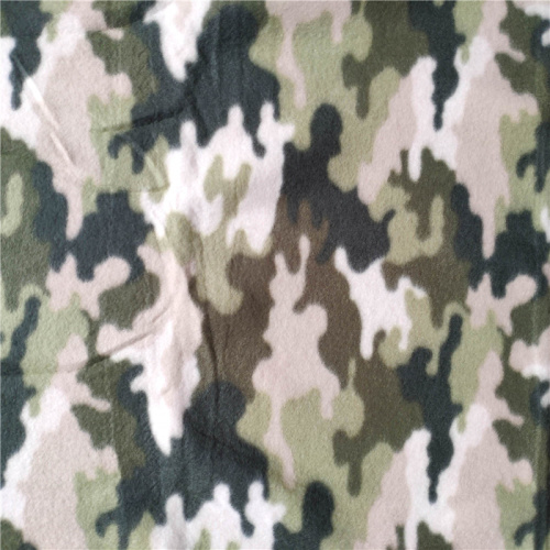 Grüner, seitlich gebürsteter Fleece-Stoff mit Camo-Print