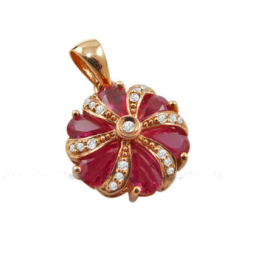 Flower-shaped pendant with diamond decorated
