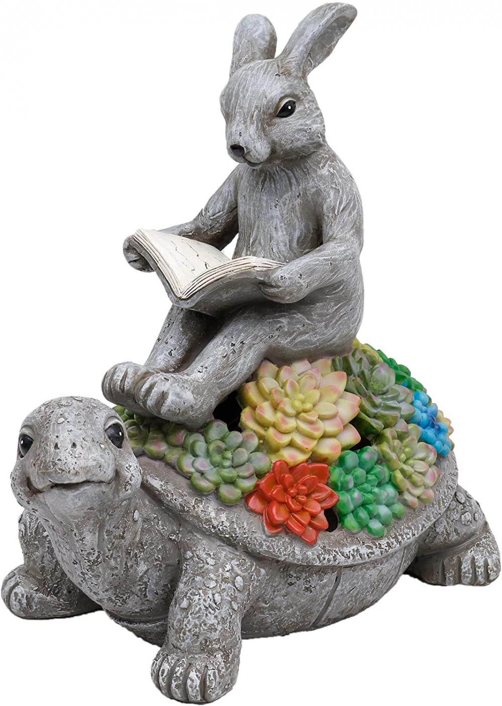 Coelho na estátua ao ar livre do jardim de tartarugas