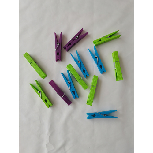 Plastic color clothes pegs