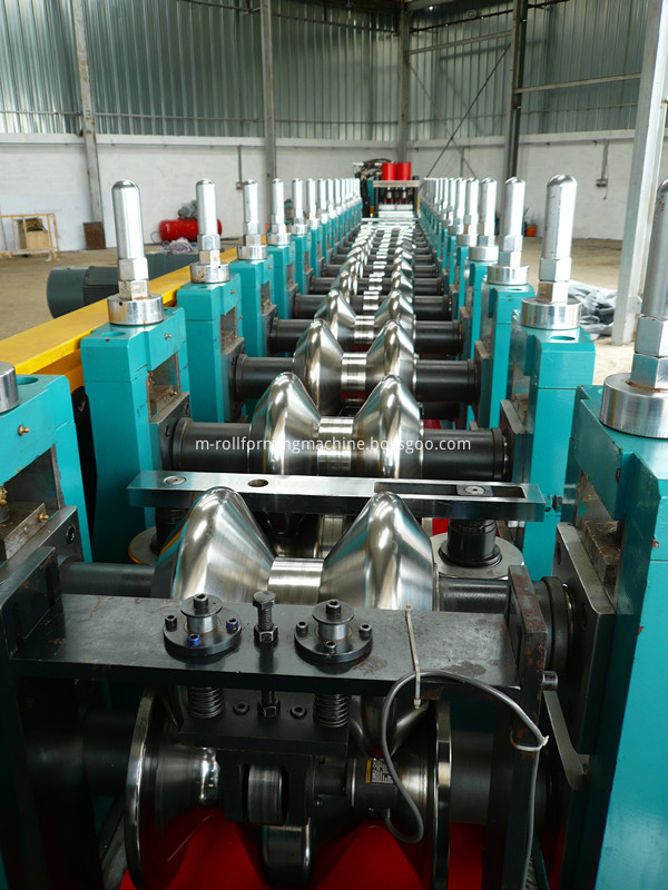 Road crash barrier forming machine