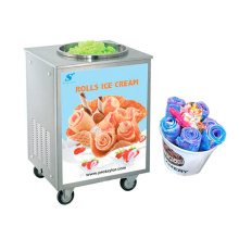 Máquina de rollos de helados instantáneos de la mano.