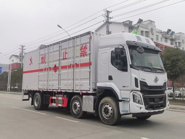 شاحنة تسليم البضائع الخطيرة في Dongfeng