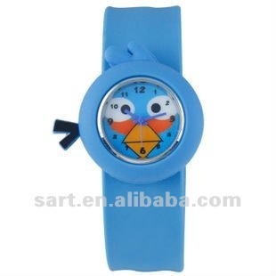 3D cartoon child watches