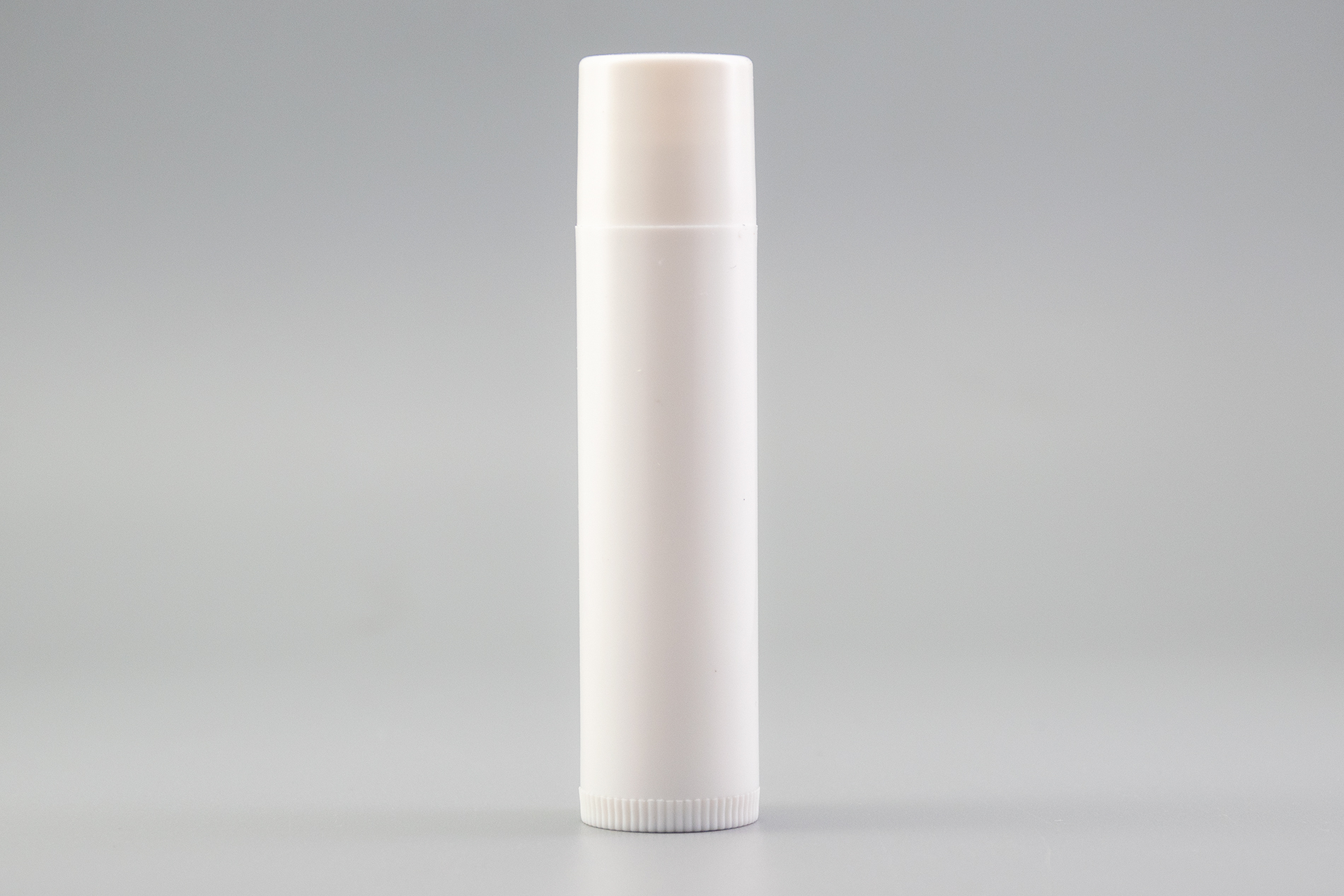 Tubo de protetor labial de plástico PP branco de 0,15 onças com tampa 0.15 oz White PP Plastic Lip Balm Tube with cap