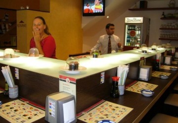 Magnetic product conveyor belt