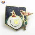 Pin di badge in metallo di design personalizzato online