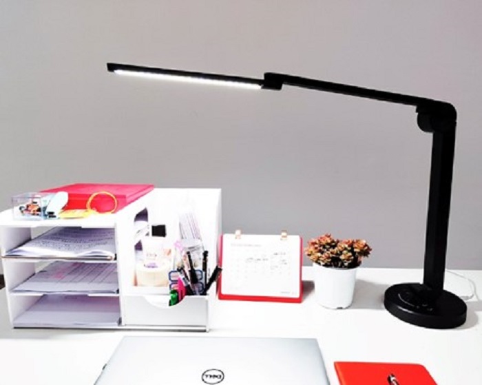 Black Swing Arm Desk Lamp2