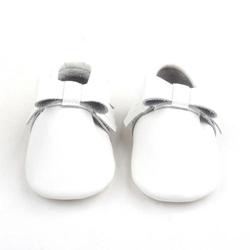 Simpul Bayi Kulit Putih Manis Dengan Sepatu Rumbai