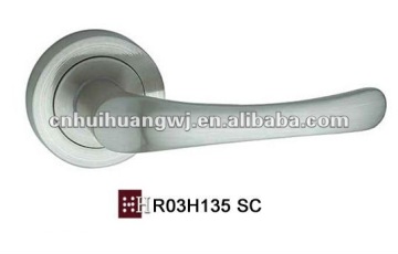 R03H135 SC door handle on rose lock
