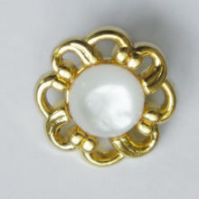 Bulk white shank pearl buttons