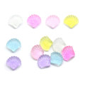 Vente en gros de couleur transparente pétoncle en forme de coquille en résine Kawaii Cabochon Mini breloques en résine pour accessoires de bricolage ou porte-clés