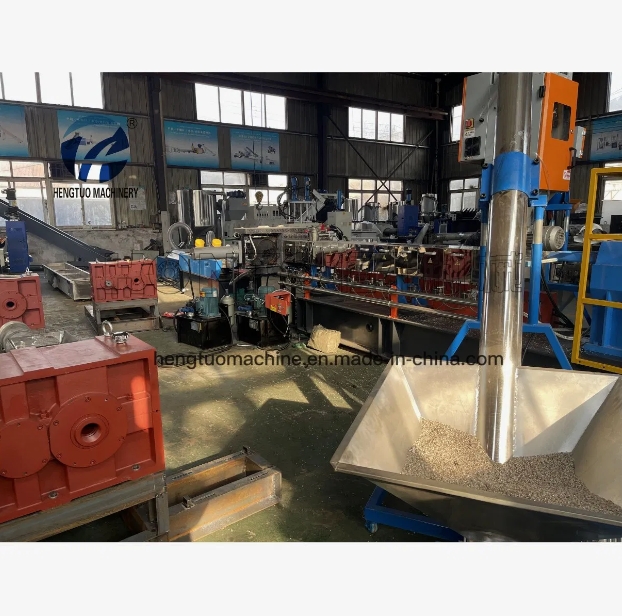 Dvoušnekový extruder na recyklaci plastů