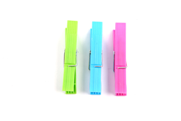 Plastic color clothes pegs