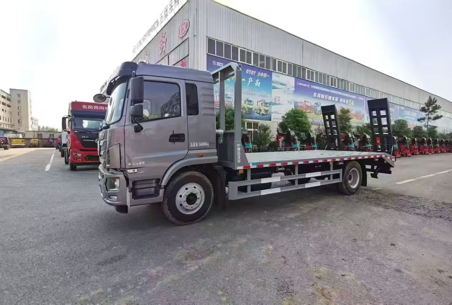 ГРУЗОВИК С ПЛОЩАДКОЙ для промышленного использования FLATED LORRY TRUCK for Industrial Use