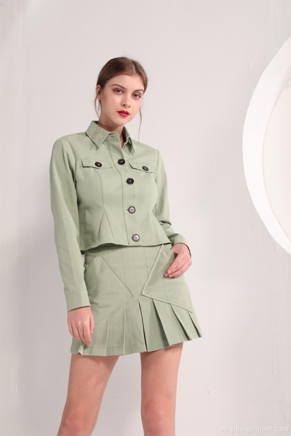 Chaqueta verde oliva y minifalda plisada para mujer