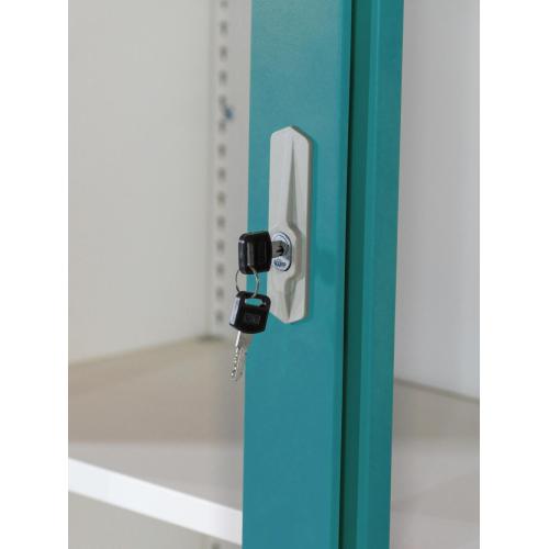 Armoire en acier claire avec portes coulissantes transparentes