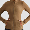 I-Zip ephakethe le-equestrian jacket