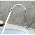 Hastane bakır el-ücretsiz kontrol su havzası mikser pirinç musluklar pedallı vana ayak kumandalı lavabo musluğu