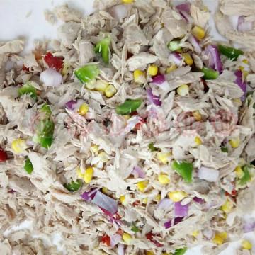 Salade de thon en conserve de poisson à l&#39;huile avec des haricots